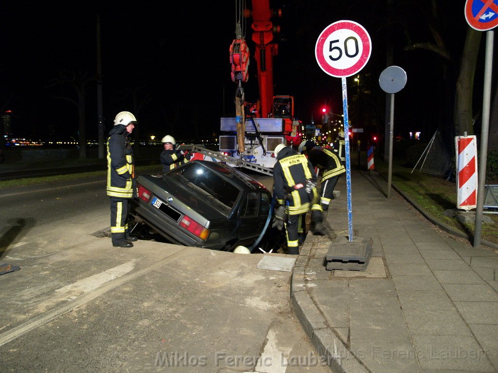 VU BMW fuhr in Baugrube Konrad Adenauer Ufer P28.JPG